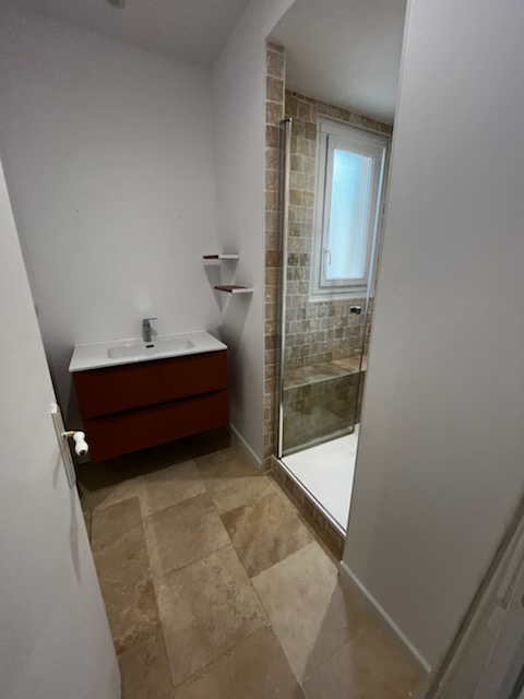 Salle d'eau sur mesure avec douche carrelée
