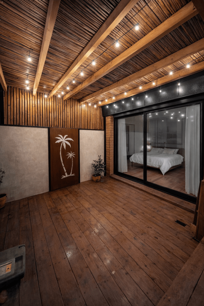 Extension bois avec bardage douglas et bandeau joint debout